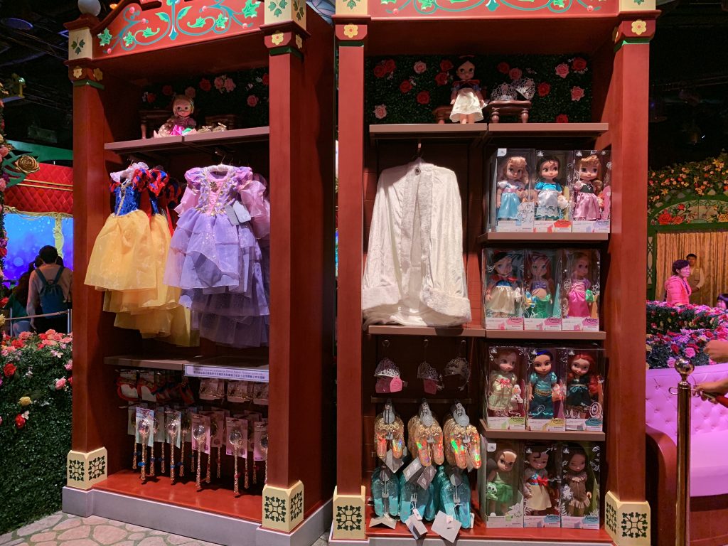 香港ディズニーランド ビビディ バビディ ブティック の利用料金を格安にする方法 ドレスの種類や対象年齢も解説 マイルで旅育